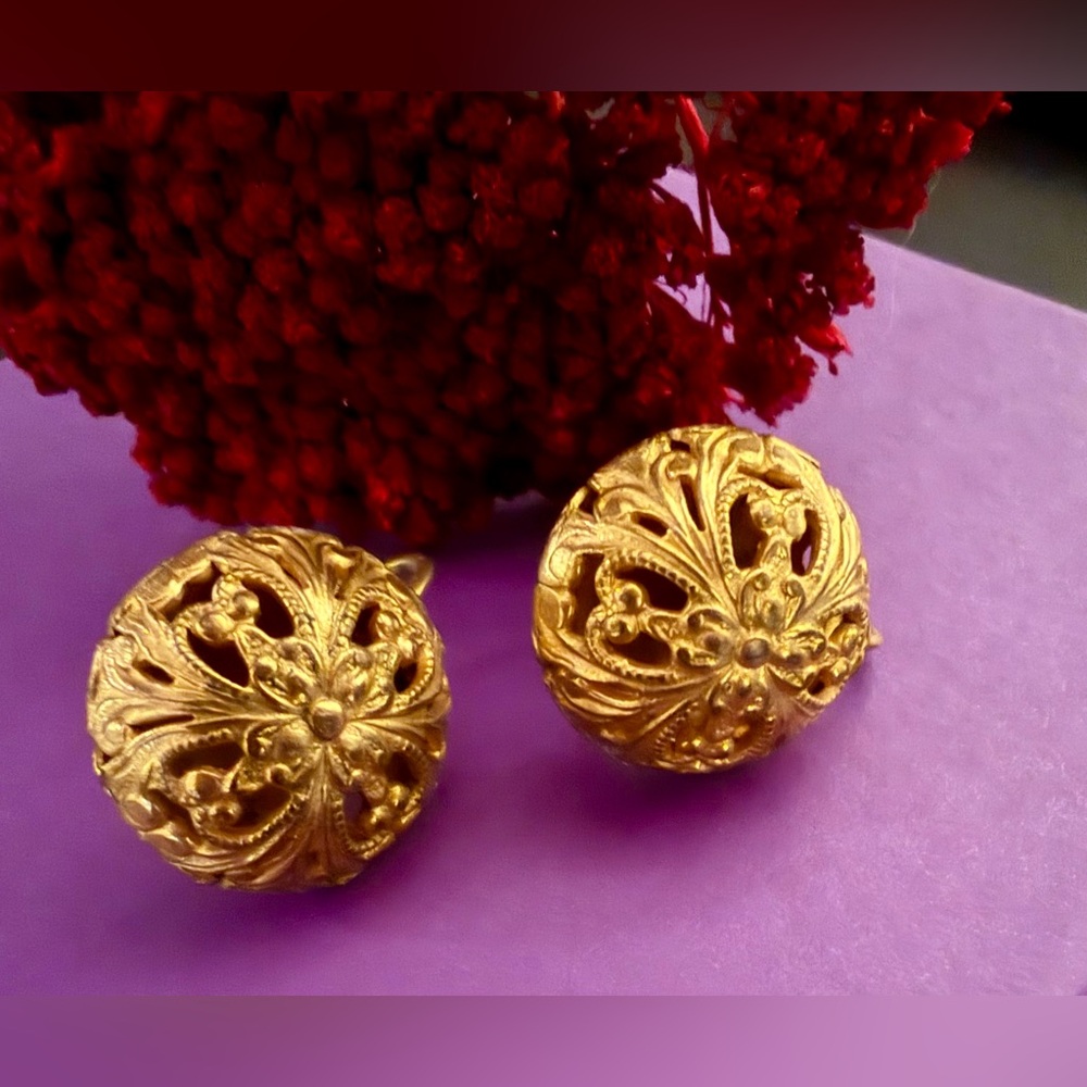 Vintage Gold Filigree Round Button Screwback Earrings